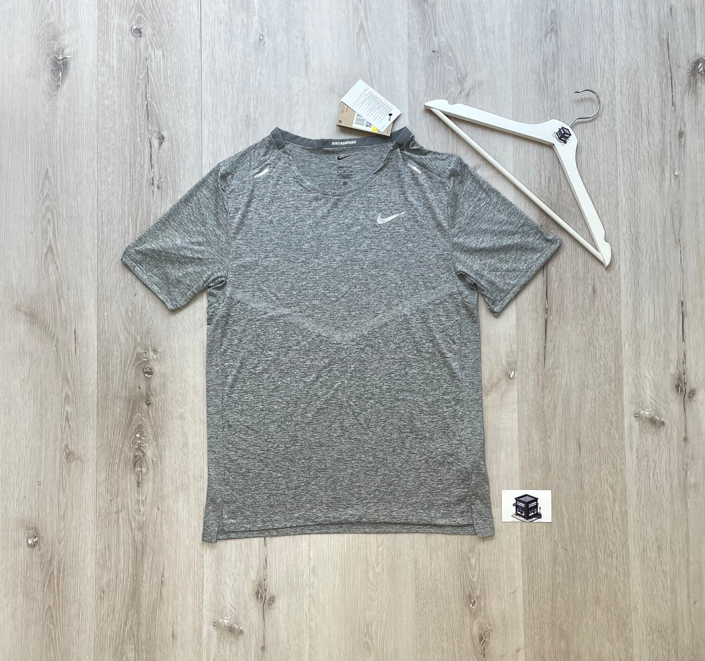 NIKE STRIDE T-SHIRT GREY
