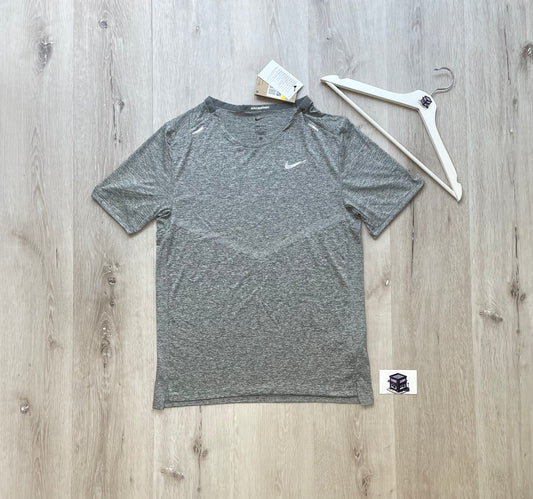 NIKE STRIDE T-SHIRT GREY