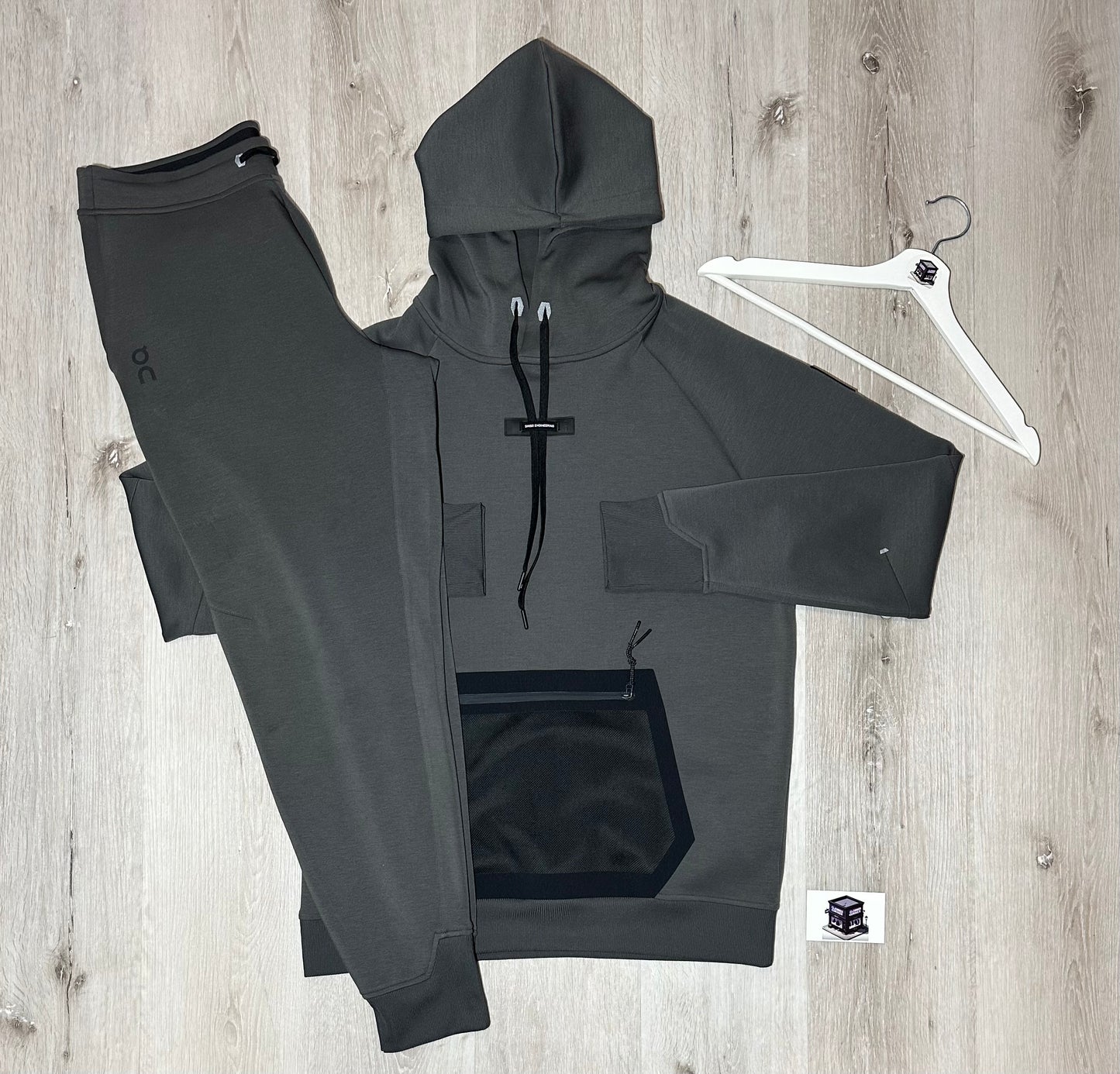 ON RUNNING TECH TRACKSUIT ECLIPSE SIZE MEDIUM PANTS & LARGE HOODIE
