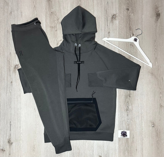 ON RUNNING TECH TRACKSUIT ECLIPSE SIZE LARGE