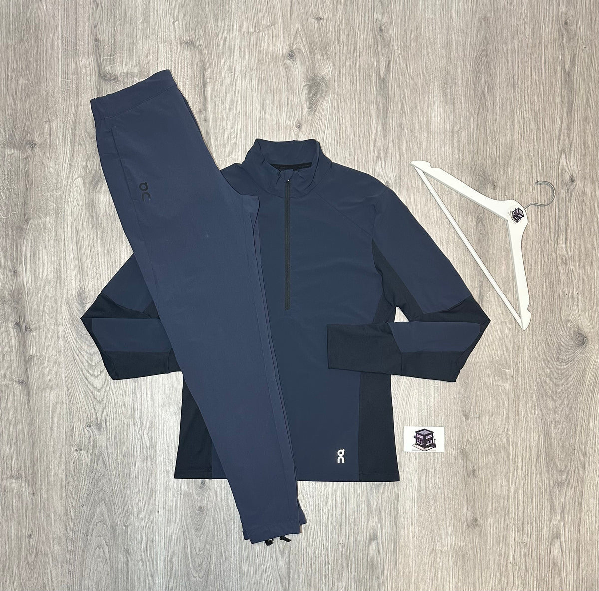 ON RUNNING TRACKSUIT NAVY SIZE SMALL