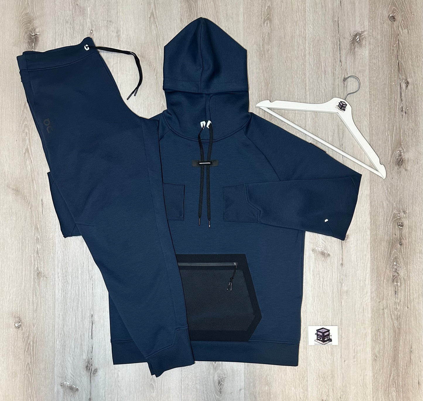 ON RUNNING TECH TRACKSUIT NAVY SIZE LARGE