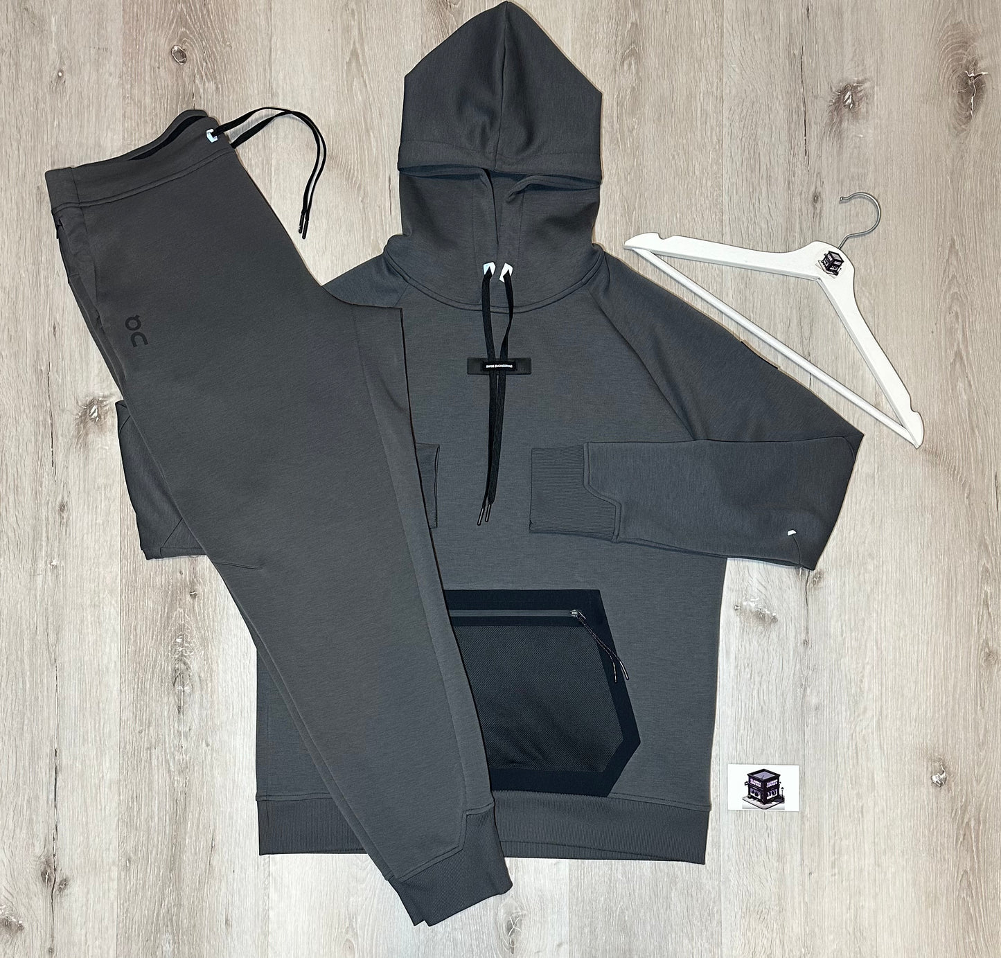 ON RUNNING TECH TRACKSUIT ECLIPSE SIZE MEDIUM