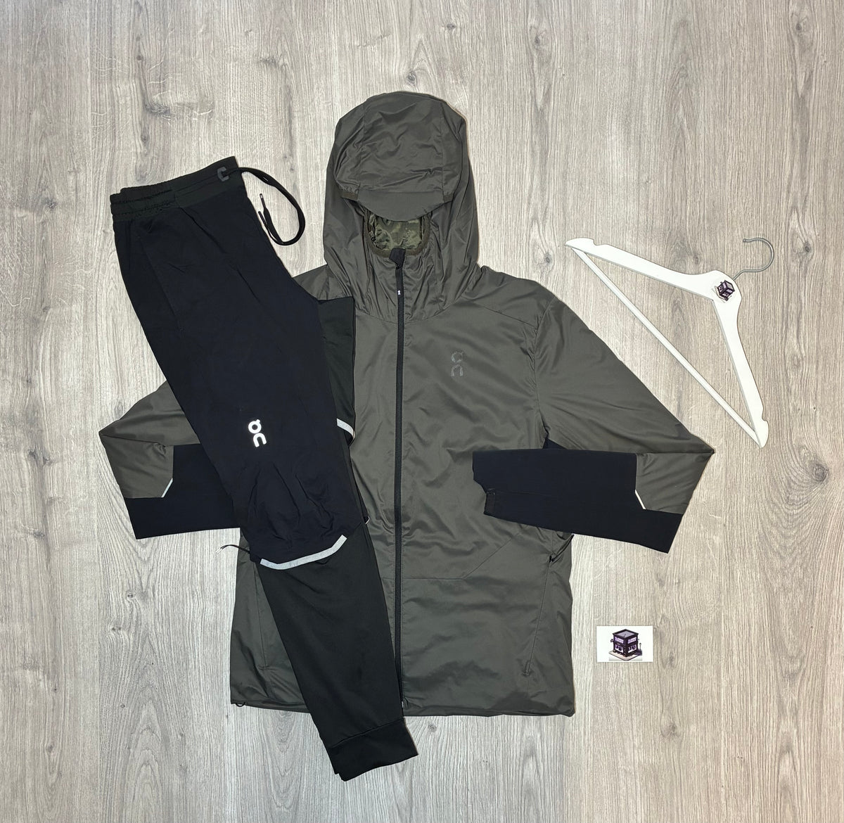 ON RUNNING TRACKSUIT KHAKI/BLACK SIZE MEDIUM
