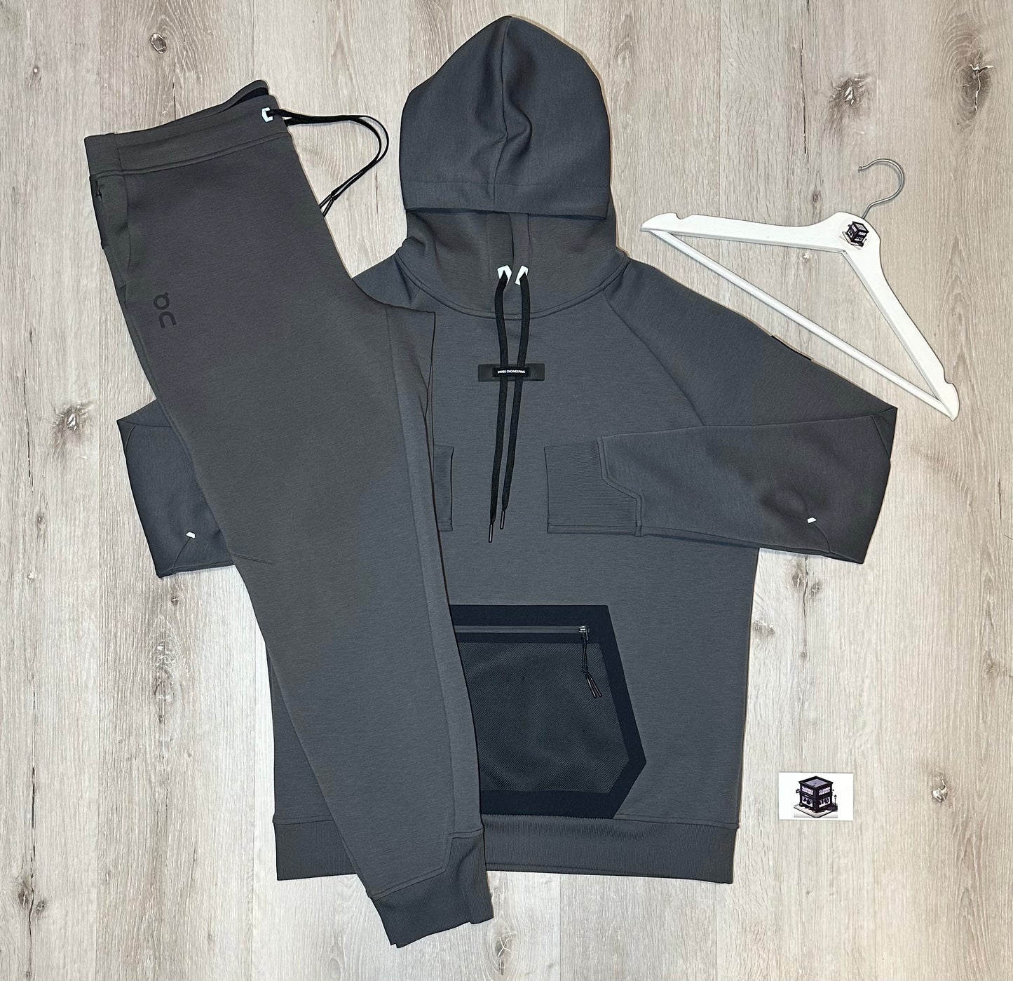 ON RUNNING TECH TRACKSUIT ECLIPSE SIZE LARGE