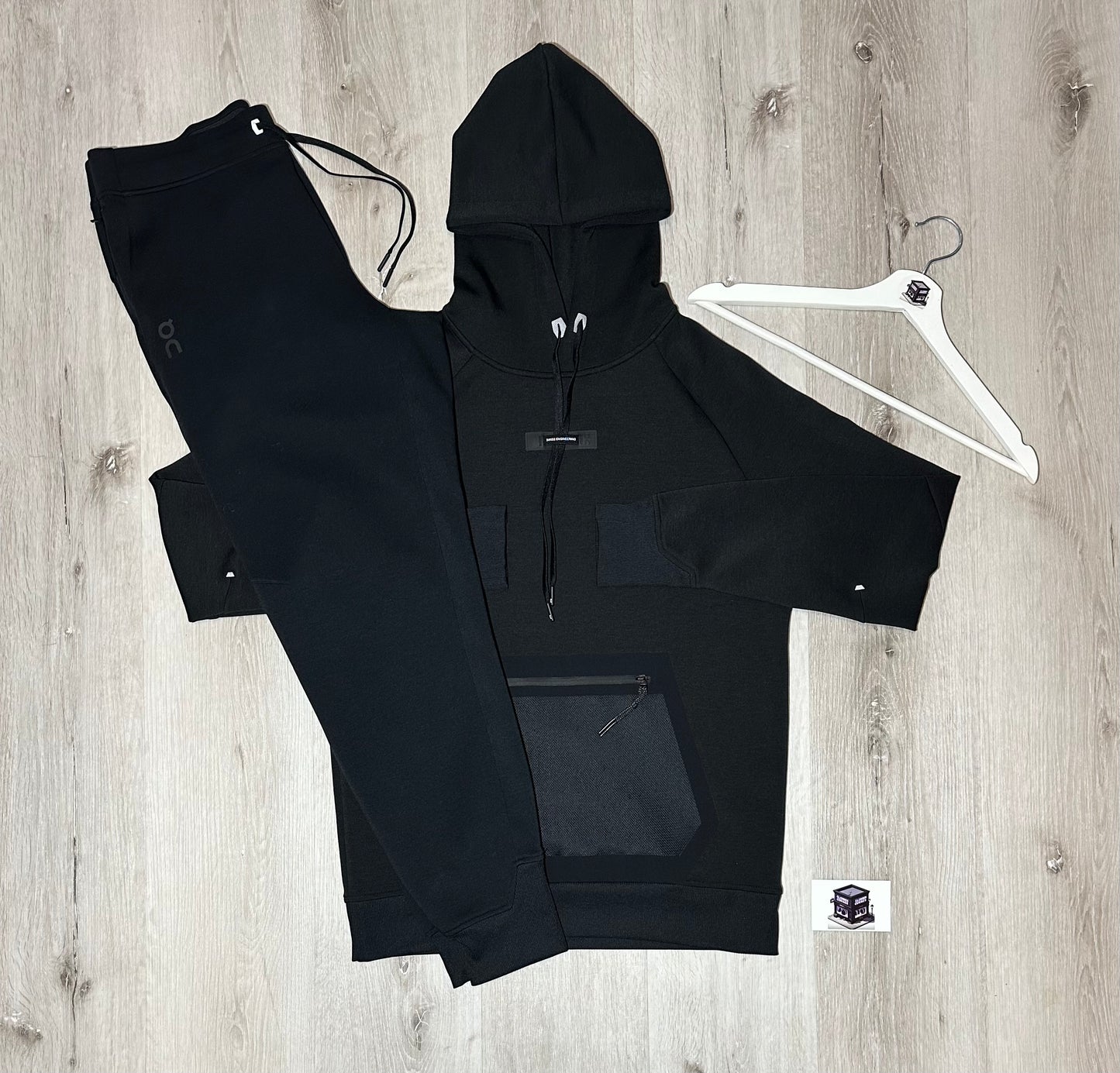ON RUNNING TECH TRACKSUIT BLACK SIZE SMALL