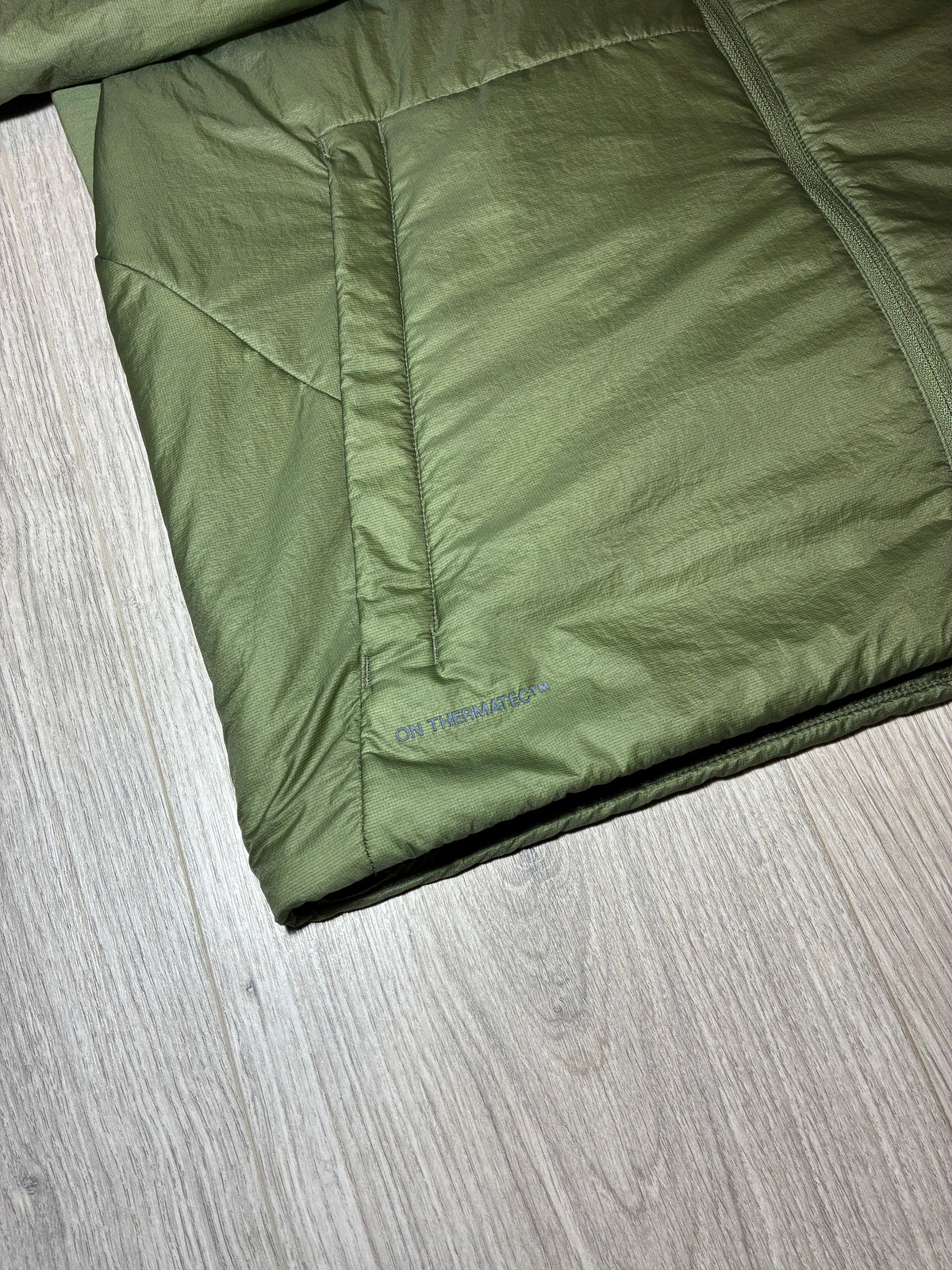 ON RUNNING TREK INSULATER TRACKSUIT TAIGA/BLACK SIZE MEDIUM